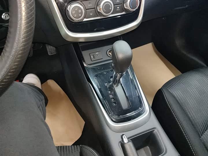 Фото 14 - Nissan Tiida