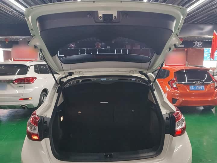 Фото 19 - Nissan Tiida