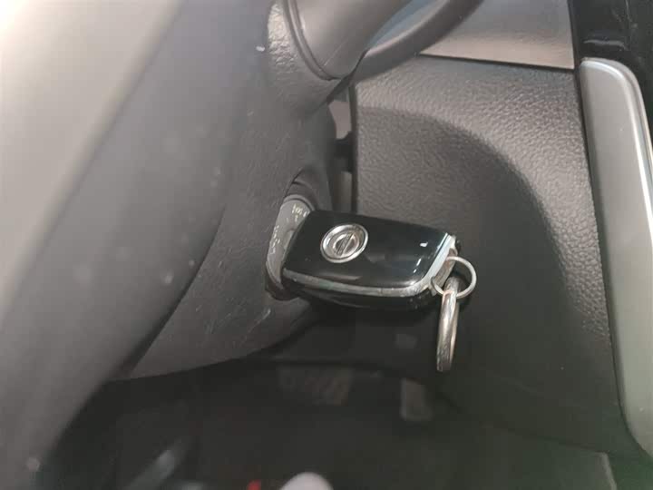 Фото 9 - Nissan Tiida