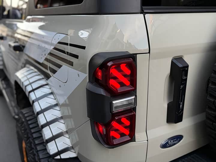 Фото 13 - Ford Bronco