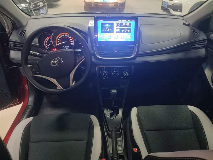 Фото 10 - Toyota Yaris L Hatchback