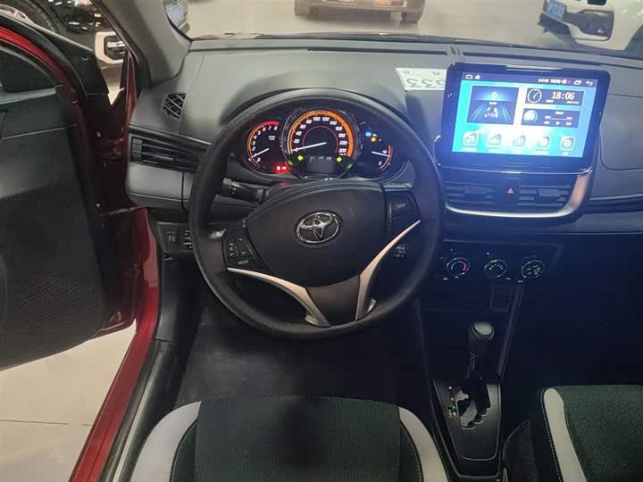 Фото 11 - Toyota Yaris L Hatchback