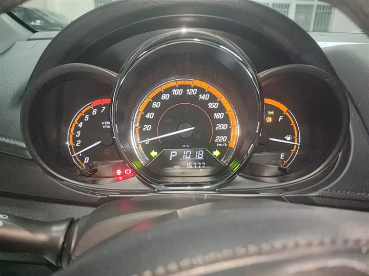 Фото 12 - Toyota Yaris L Hatchback