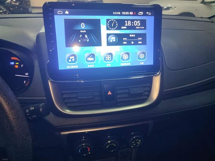 Фото 13 - Toyota Yaris L Hatchback