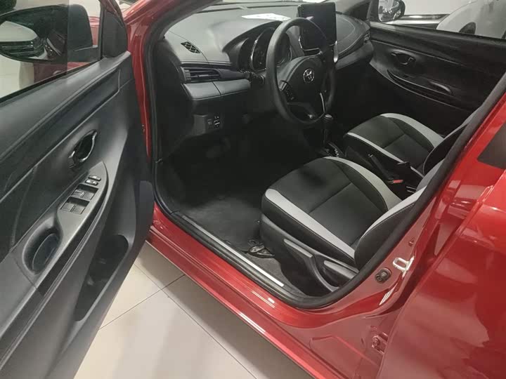 Фото 16 - Toyota Yaris L Hatchback