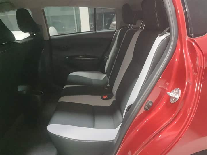 Фото 17 - Toyota Yaris L Hatchback