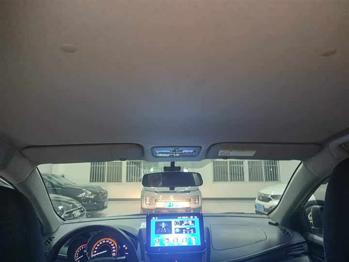 Фото 18 - Toyota Yaris L Hatchback