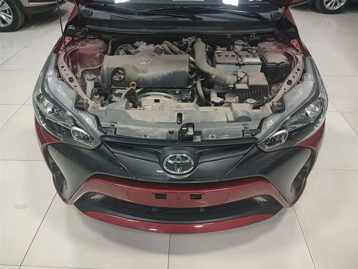 Фото 20 - Toyota Yaris L Hatchback