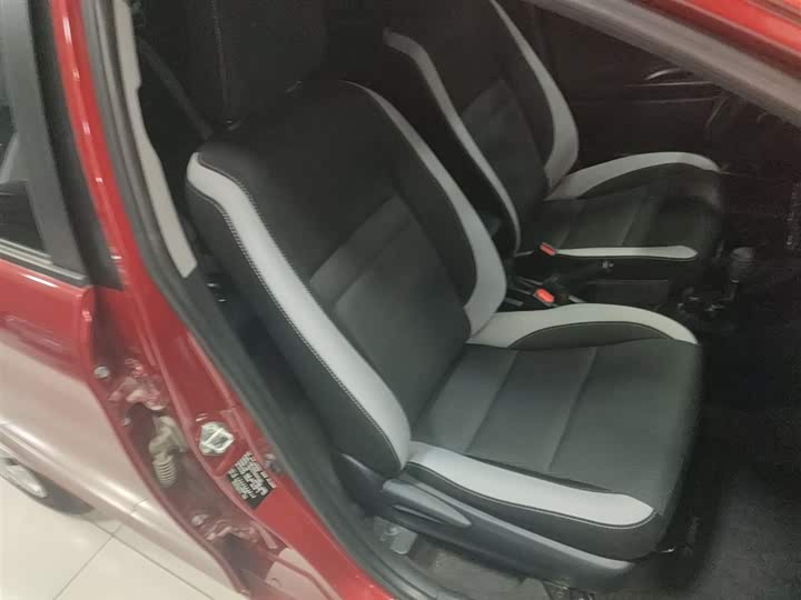 Фото 25 - Toyota Yaris L Hatchback