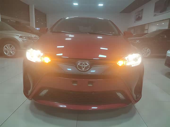 Фото 3 - Toyota Yaris L Hatchback