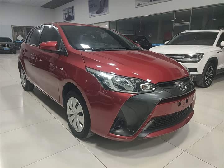 Фото 4 - Toyota Yaris L Hatchback