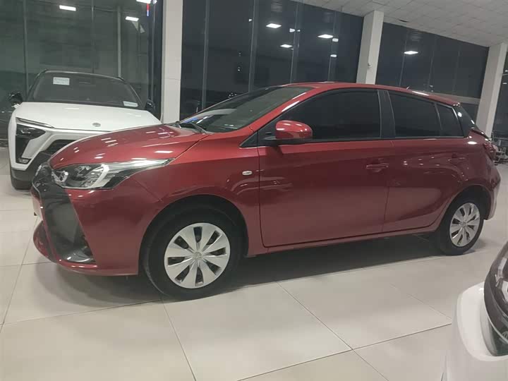 Фото 5 - Toyota Yaris L Hatchback