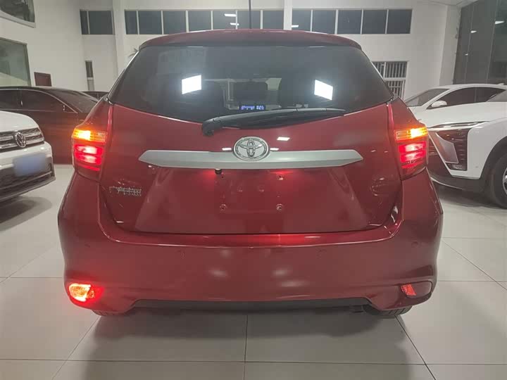 Фото 6 - Toyota Yaris L Hatchback