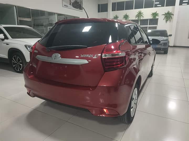 Фото 7 - Toyota Yaris L Hatchback