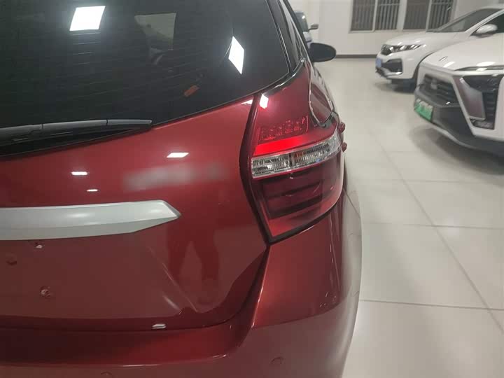 Фото 8 - Toyota Yaris L Hatchback