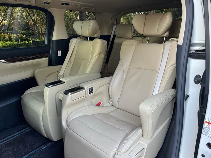 Фото 12 - Toyota Alphard