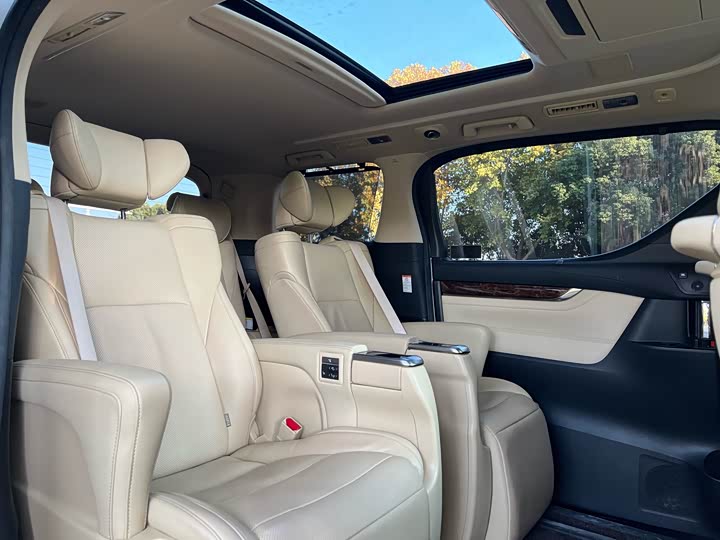 Фото 17 - Toyota Alphard