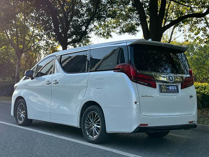 Фото 3 - Toyota Alphard