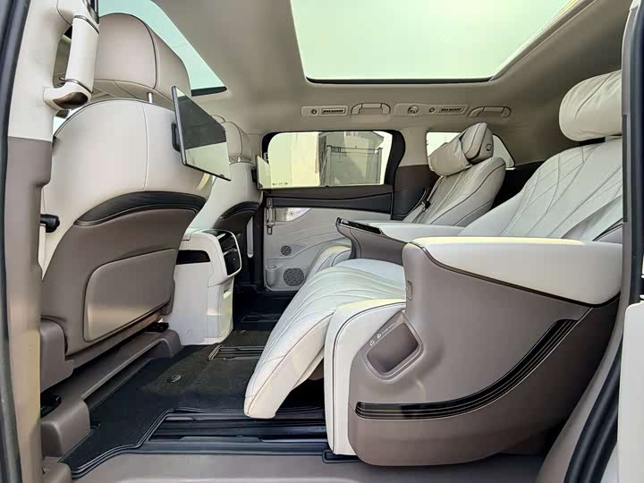 Фото 10 - Denza D9