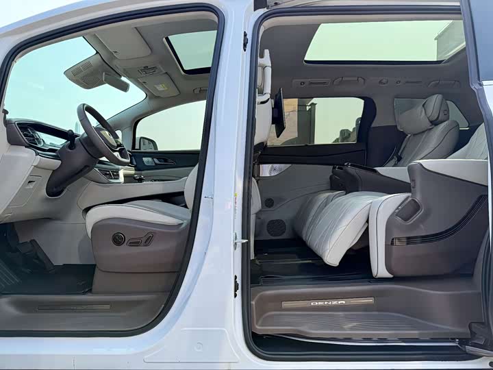 Фото 11 - Denza D9