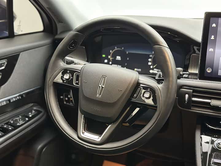 Фото 11 - Lincoln Corsair