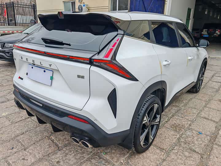 Фото 10 - Geely Atlas