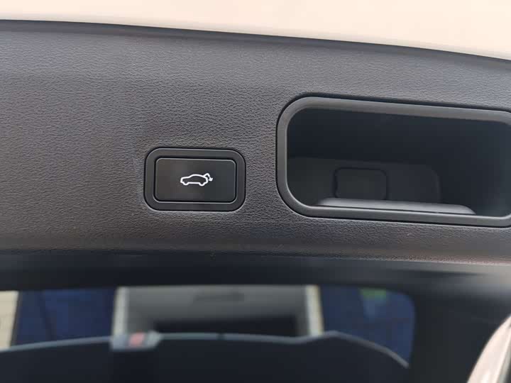 Фото 13 - Geely Atlas