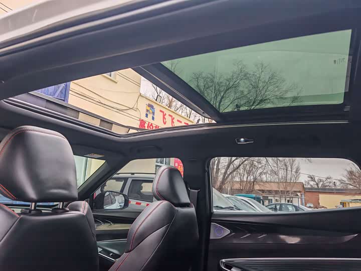 Фото 14 - Geely Atlas