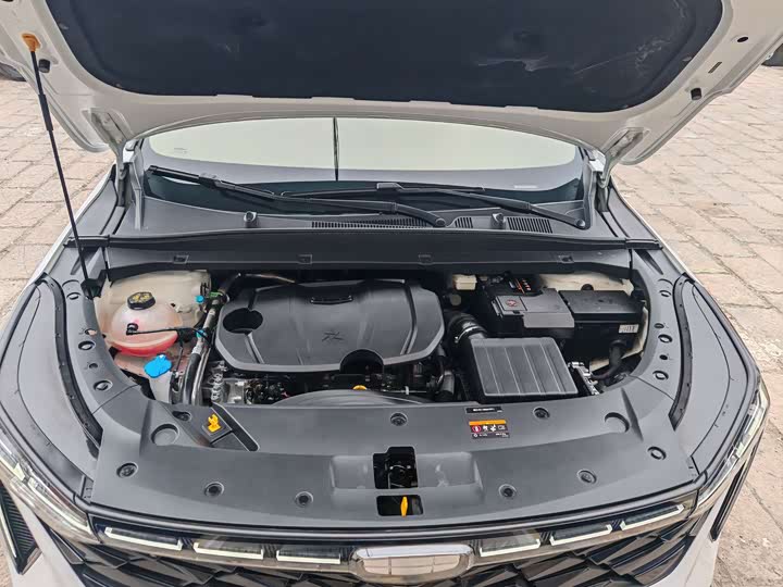 Фото 15 - Geely Atlas