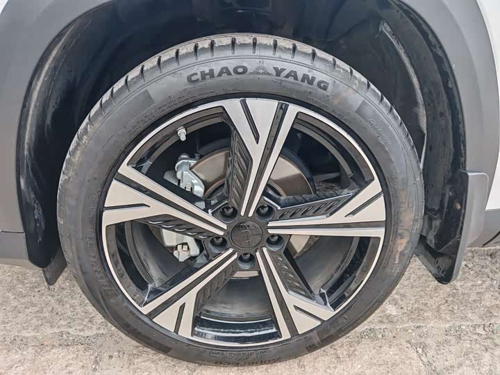 Фото 16 - Geely Atlas