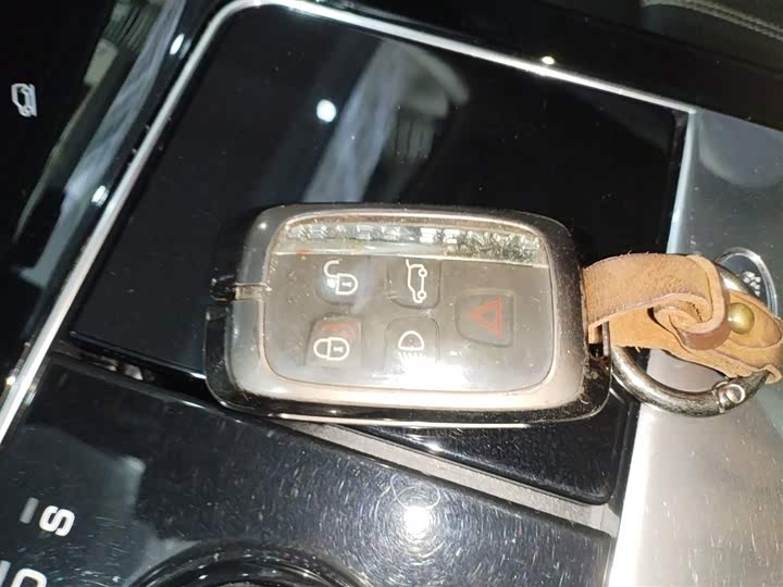 Фото 9 - Land Rover Range Rover Velar