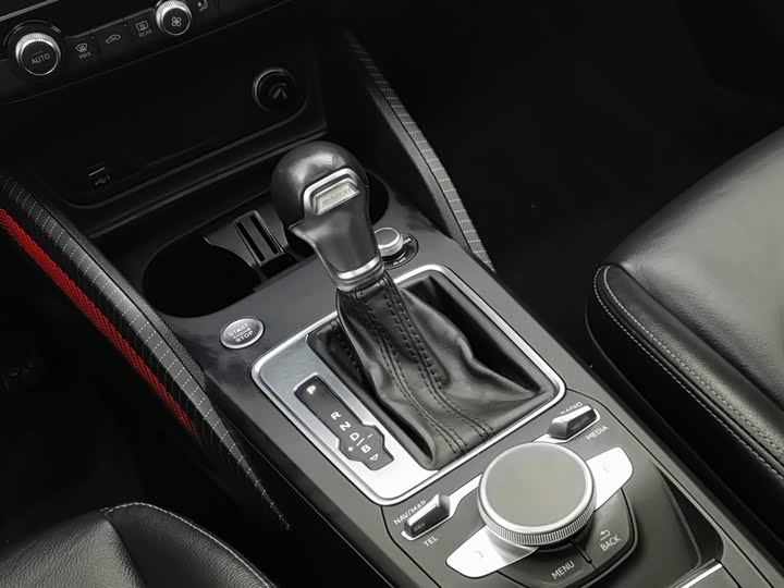 Фото 13 - Audi Q2L e-tron