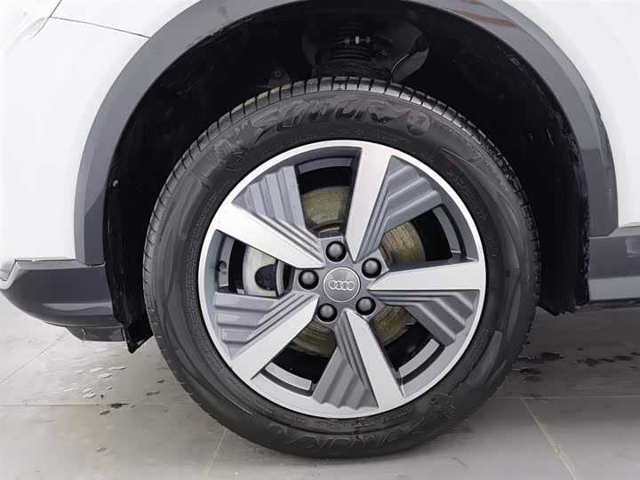 Фото 17 - Audi Q2L e-tron