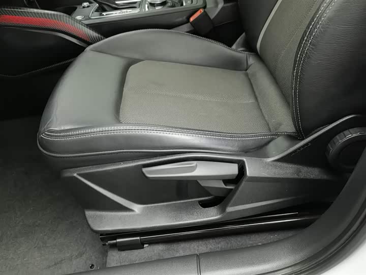 Фото 20 - Audi Q2L e-tron