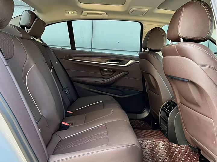 Фото 19 - BMW 5 Series