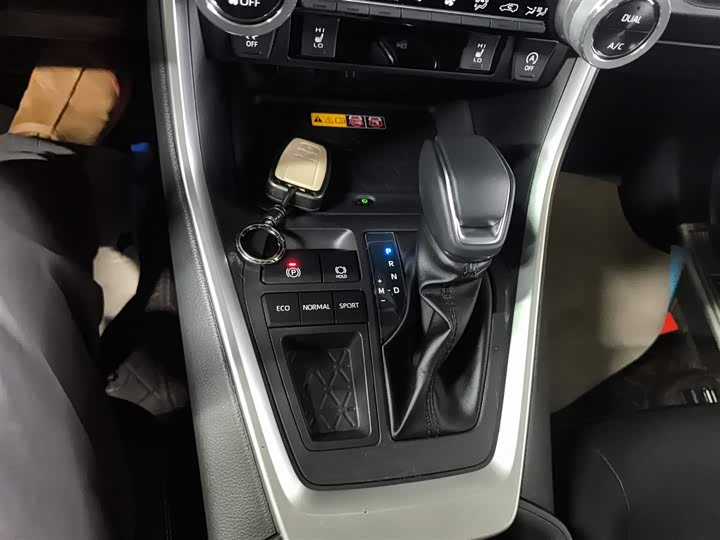 Фото 14 - Toyota RAV4