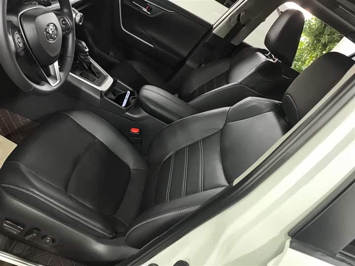 Фото 15 - Toyota RAV4