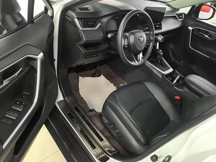 Фото 16 - Toyota RAV4