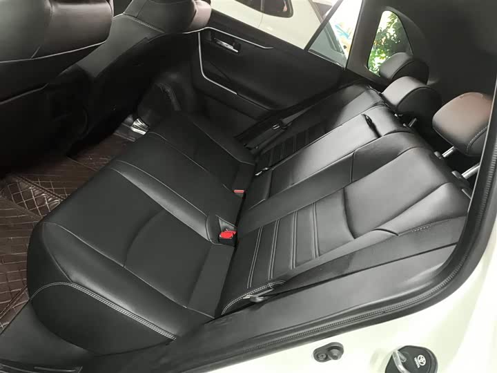 Фото 17 - Toyota RAV4