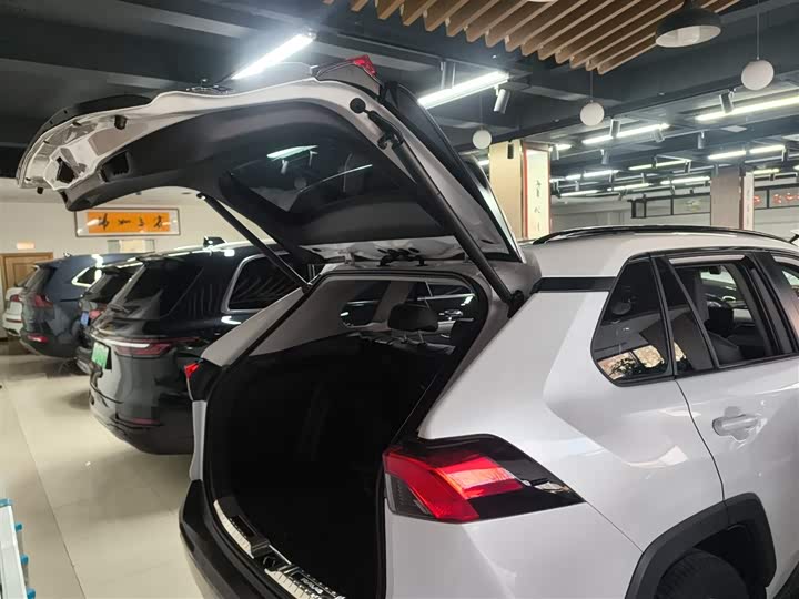 Фото 19 - Toyota RAV4