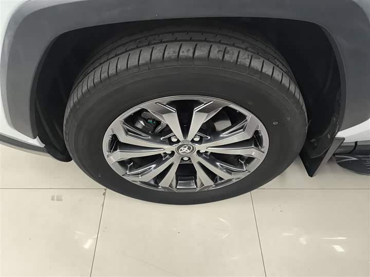 Фото 23 - Toyota RAV4