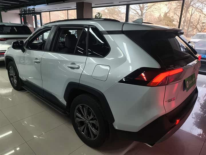 Фото 5 - Toyota RAV4