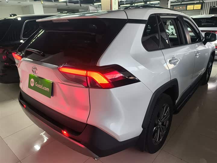 Фото 6 - Toyota RAV4