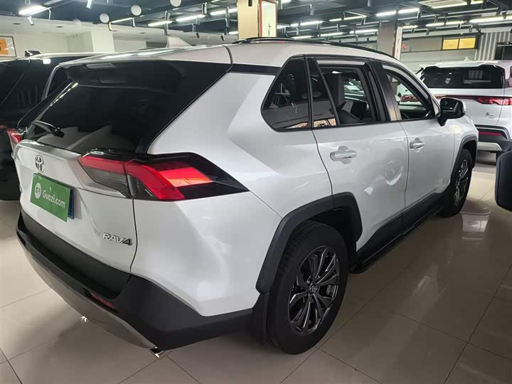 Фото 7 - Toyota RAV4