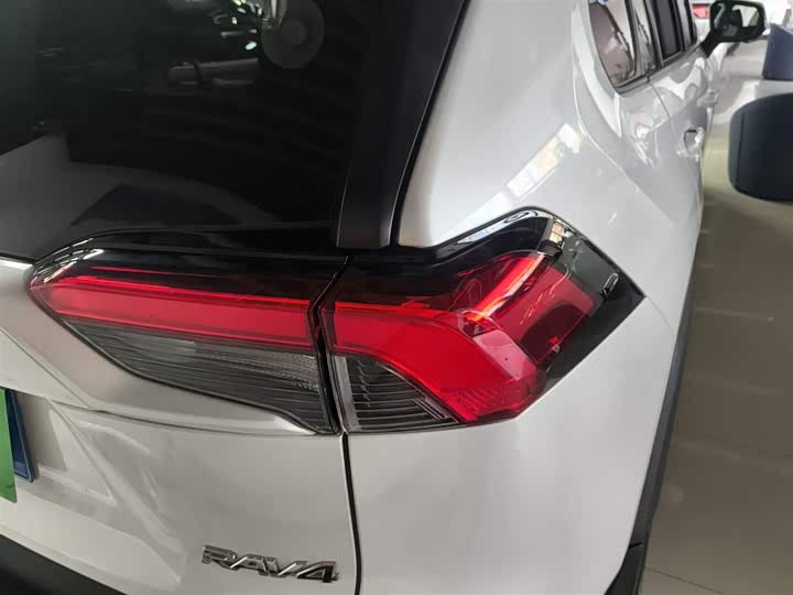 Фото 8 - Toyota RAV4