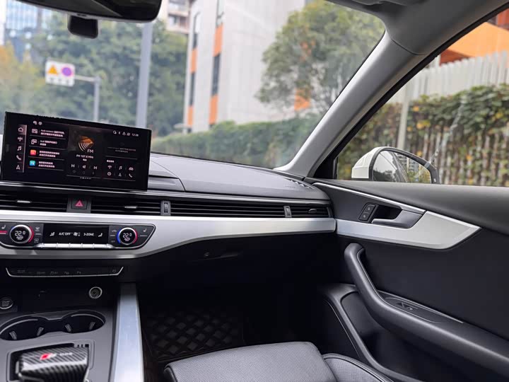 Фото 12 - Audi A4L