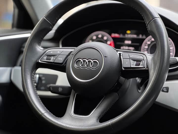 Фото 15 - Audi A4L