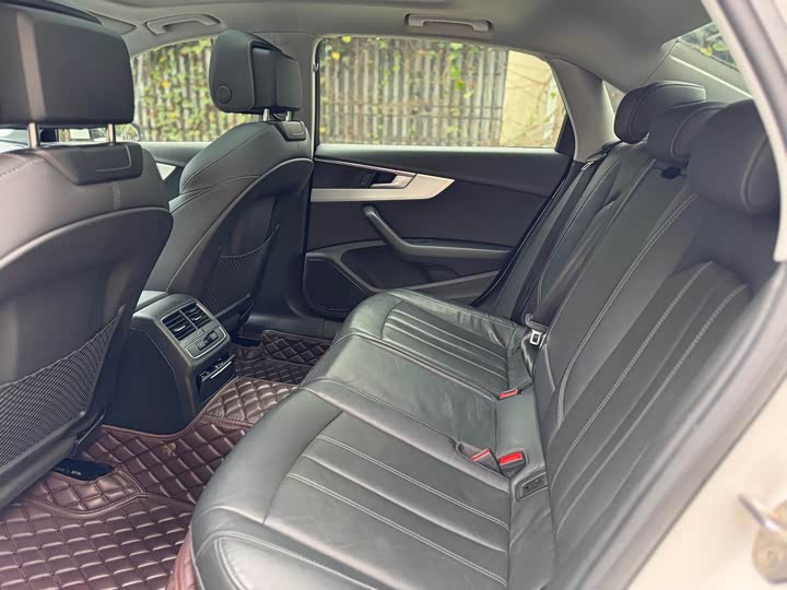 Фото 22 - Audi A4L