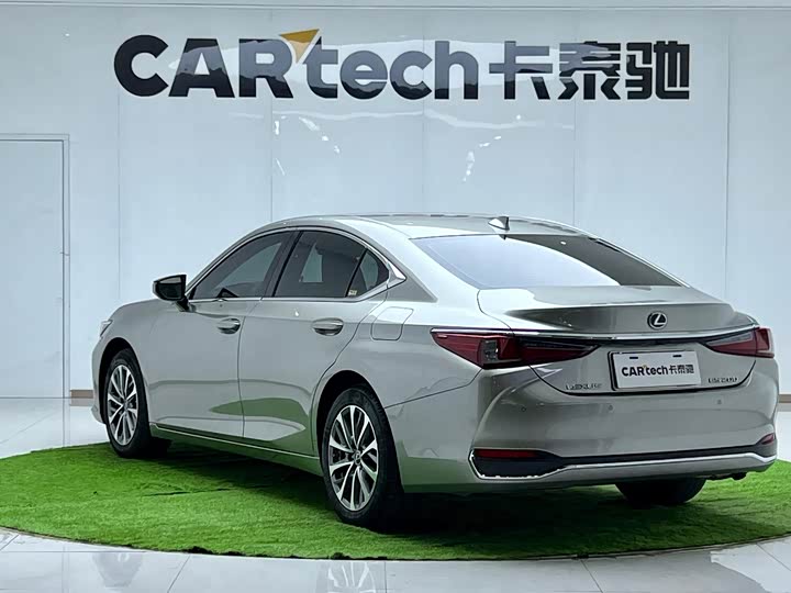 Фото 3 - Lexus ES