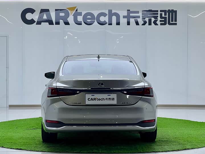 Фото 6 - Lexus ES